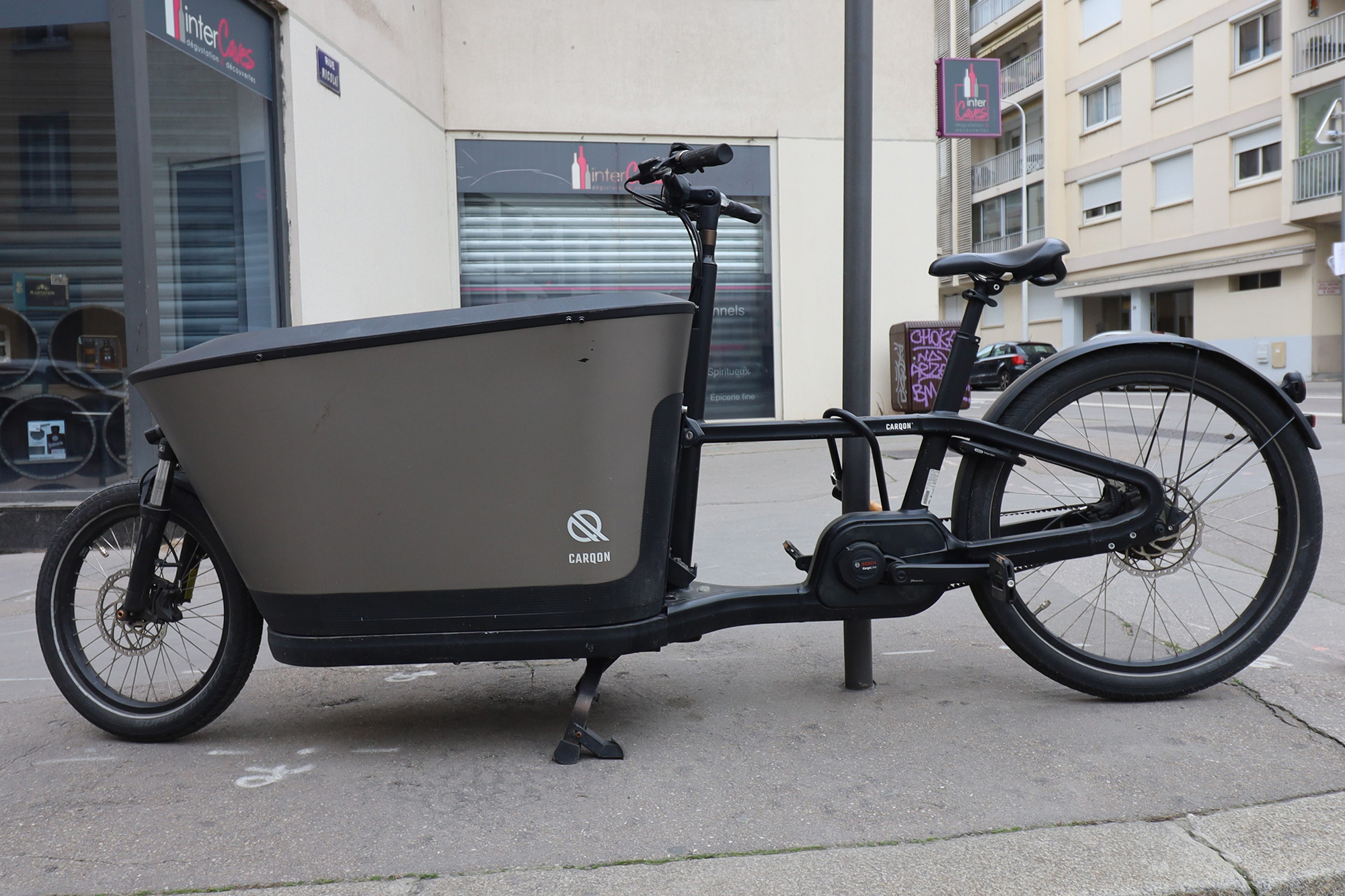Livraison vélo cargo vs véhicule motorisé : que choisir pour vos livraisons urbaines ?